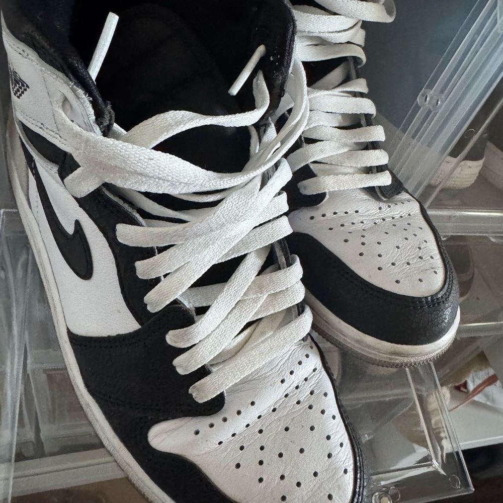 Jordan 1 Retro High OG
Bleached Coral